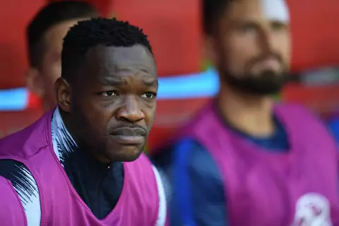 أشهر حارس احتياطي في تاريخ فرنسا.. مانداندا يعلن اعتزاله كرة القدم